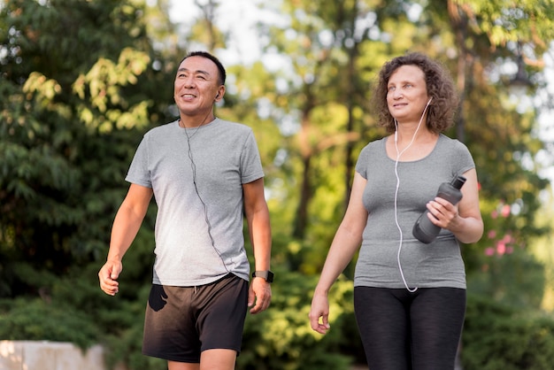 Les Adultes à Faible Angle étant Actifs