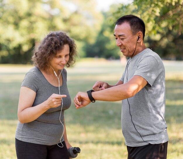 Adultes plan moyen étant actifs