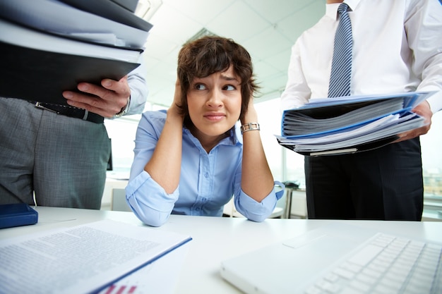 Photo gratuite affaires ayant le stress au bureau