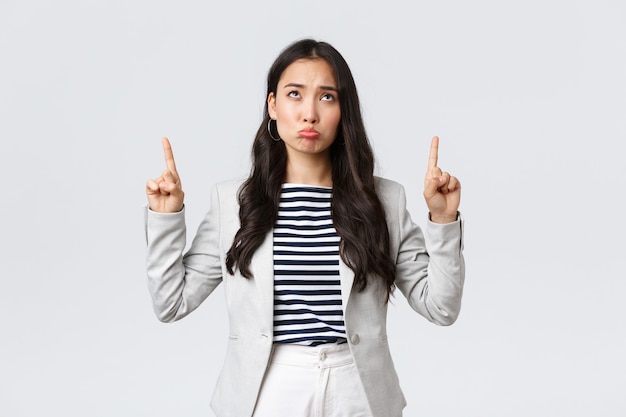 Affaires, Finances Et Emploi, Concept Féminin D'entrepreneurs Prospères. Femme D'affaires Sombre Et Bouleversée Se Sentant Mal à L'aise D'une Occasion Manquée, Pointant Vers Le Haut Et Boudant Triste