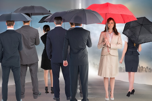 affaires heureux avec parapluie rouge