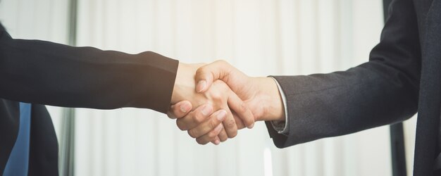 Les affaires de négociation, les entreprises d&#39;image handshake, heureux avec le travail, la femme d&#39;affaires qu&#39;elle apprécie avec son compagnon de travail, Handshake Gesturing People Connection Deal Concept.