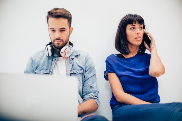 Affaires parlant au téléphone à côté de son partenaire