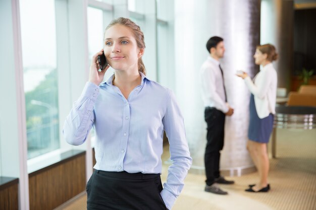 Affaires parlant au téléphone dans le bureau 5