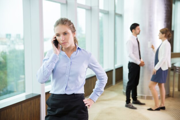 Affaires parlant au téléphone dans le bureau 7