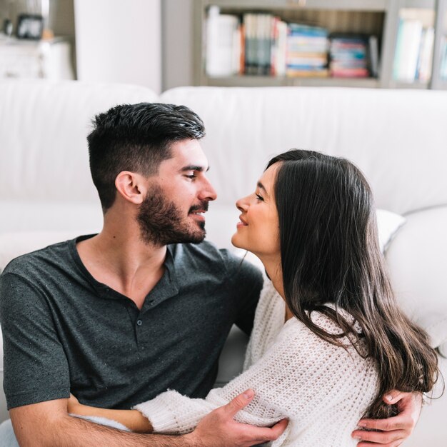 Affectueux jeune couple se regardant