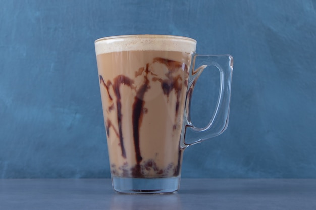 Un affichage de cappuccino au chocolat, sur le fond bleu. photo de haute qualité