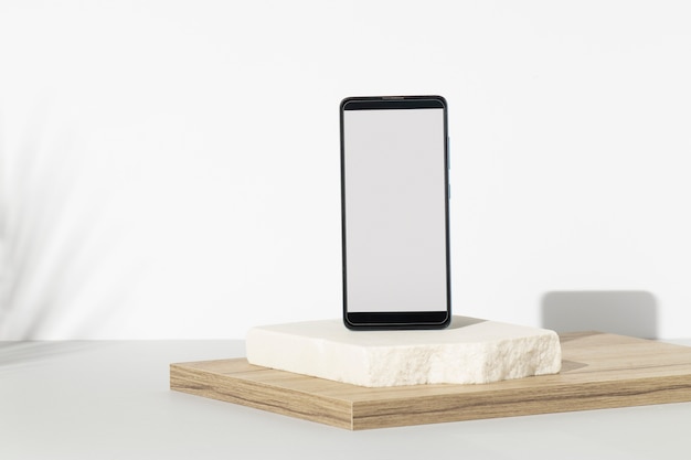 Affichage minimal du smartphone sur marbre