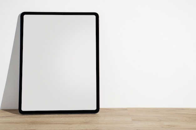 Affichage minimal de la tablette sur une surface en bois