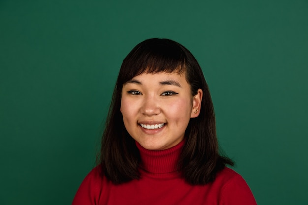 Affiche un écran de téléphone vide. Portrait de belle jeune femme asiatique est sur fond vert avec fond.