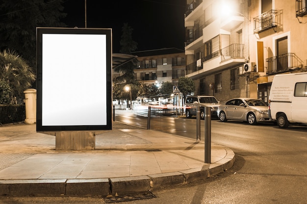 Affiche de panneau d&#39;affichage de rue vide se tenir sur la ville