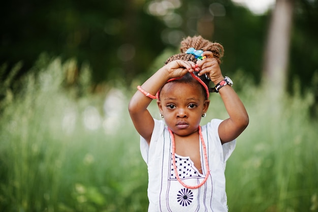 Africaine, dorlotez fille, marche, à, parc