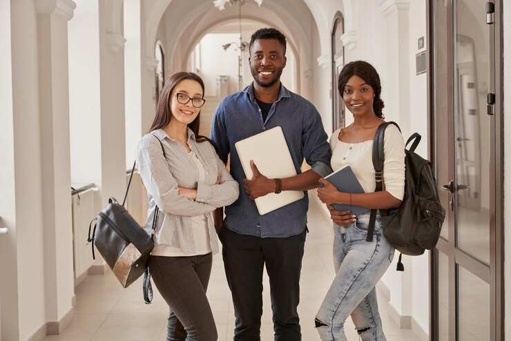 Africains et caucasiens debout dans le couloir de l'université
