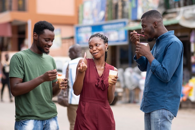 Photo gratuite les africains mangeant une boisson froide