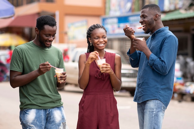 Photo gratuite les africains mangeant une boisson froide