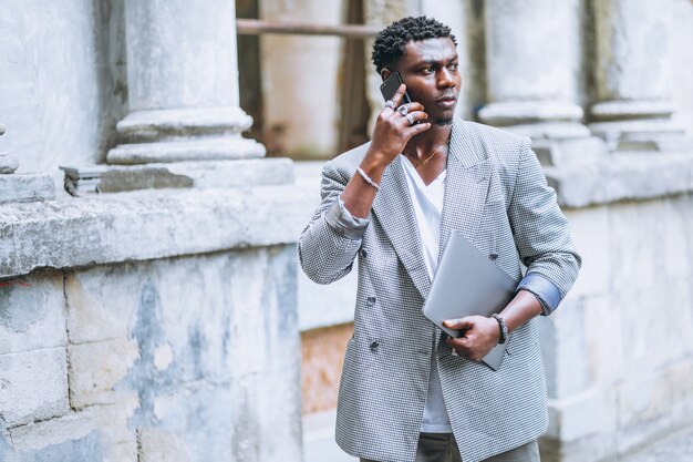 Afro-américain à l&#39;aide de téléphone