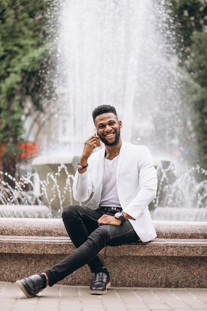 Afro-américain à L'aide De Téléphone