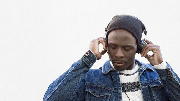 Afro américain avec un casque