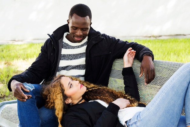 Afro américain couple sur banc dans parc