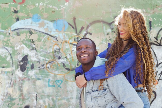 Afro-américain, couple, devant, mur graffiti