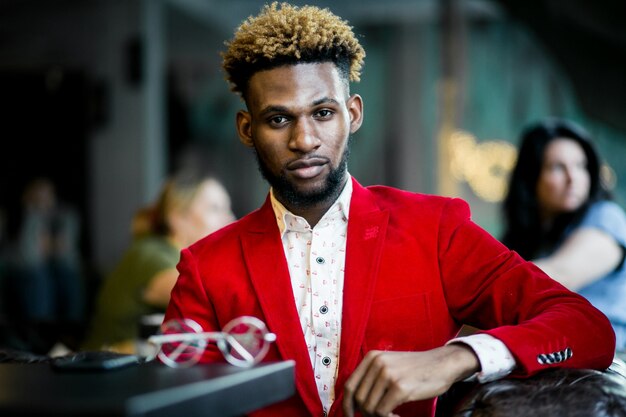 Afro-américain dans un café