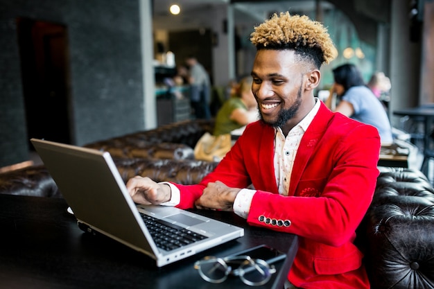 Photo gratuite afro-américain dans un café