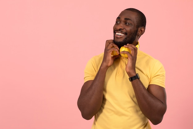 Photo gratuite afro-américain écoutant de la musique sur des écouteurs