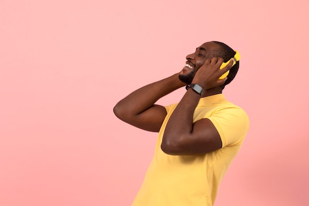 Afro-américain écoutant de la musique sur des écouteurs