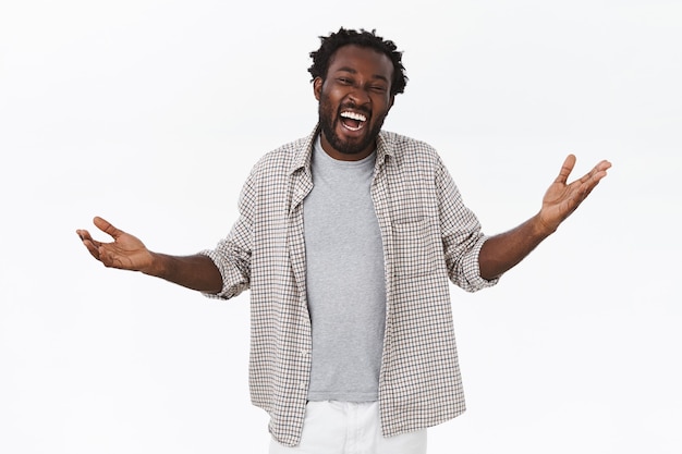 Un afro-américain gai et insouciant avec une barbe en chemise décontractée, t-shirt