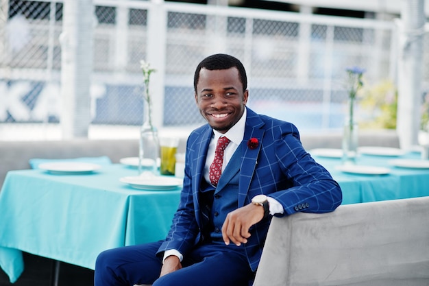 Photo gratuite afro-américain heureux homme qui a réussi en costume riche homme d'affaires noir