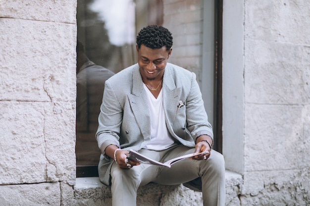 Afro-américain lisant un magazine