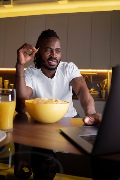 Photo gratuite afro-américain mangeant tard dans la nuit