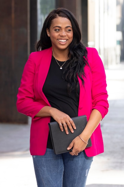 Photo gratuite afro-américain oman en blazer rose élégant look décontracté d'affaires