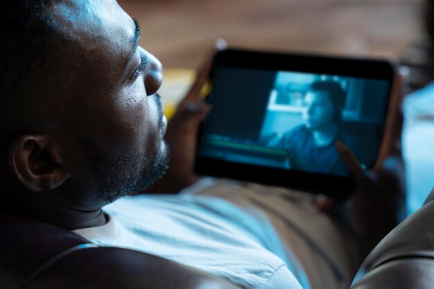 Afro-américain regardant un film sur le service de streaming