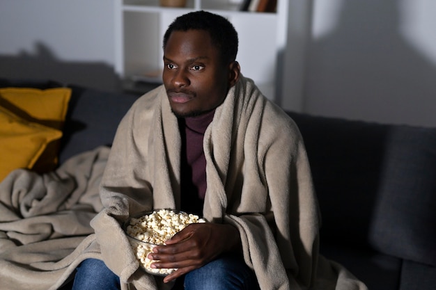 Afro-américain regardant le service de streaming à la maison