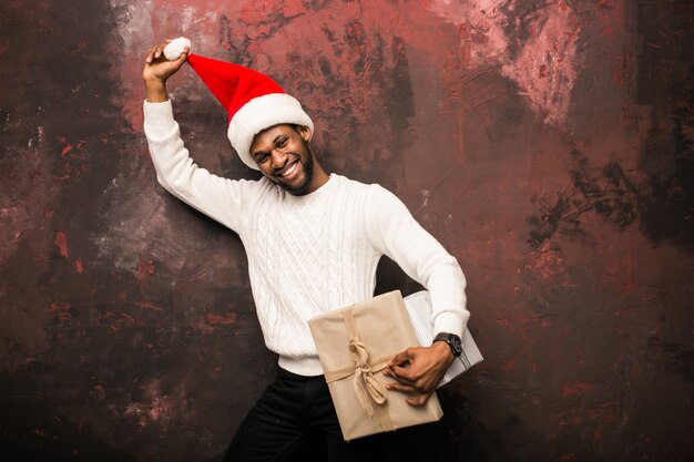 Afro américain tenant des cadeaux de Noël