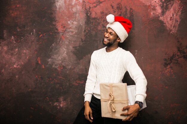 Afro américain tenant des cadeaux de Noël