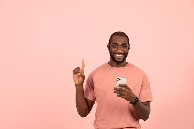 Photo gratuite afro-américain vérifiant son smartphone