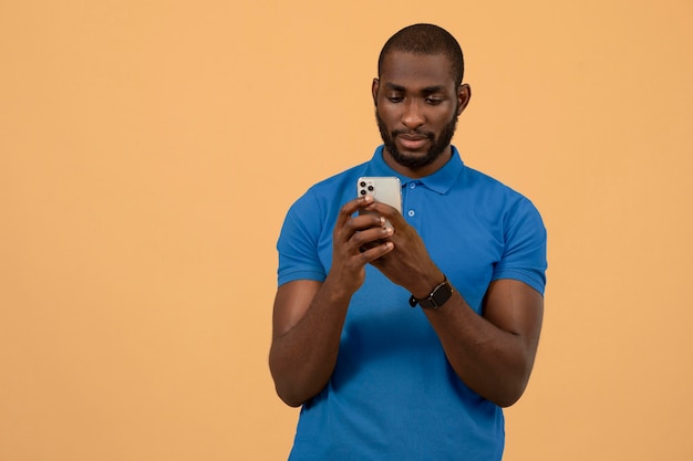 Photo gratuite afro-américain vérifiant son smartphone