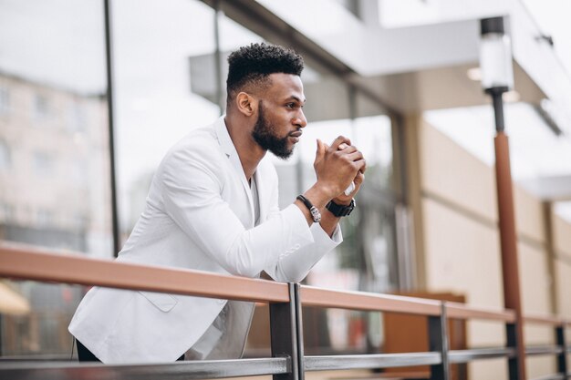 Afro-américain en veste blanche