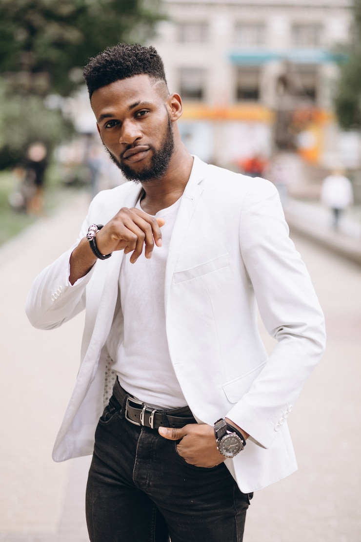 Photo gratuit afro-américain en veste blanche