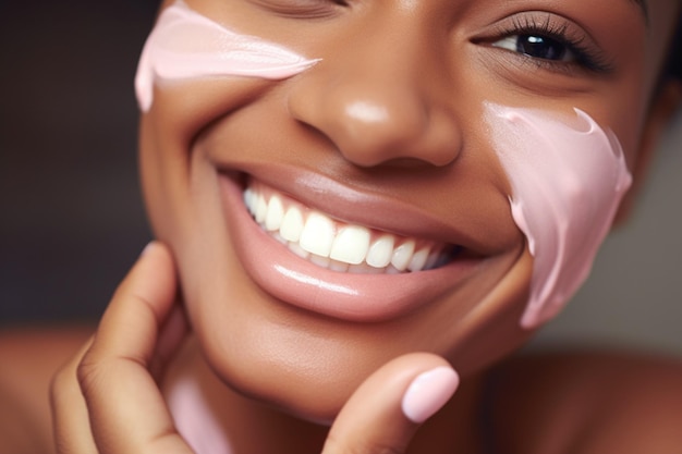 Photo gratuite une afro-américaine appliquant un masque rose sur le visage avec des ingrédients de maquillage faits maison