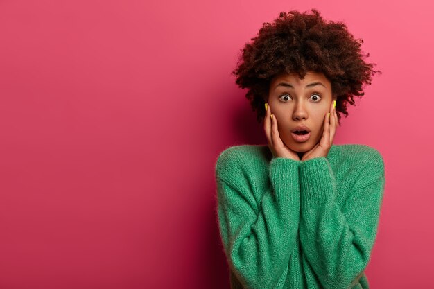 Une Afro Américaine choquée et stupéfaite entend une nouvelle rumeur