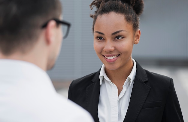 Afro américaine femme souriante se bouchent