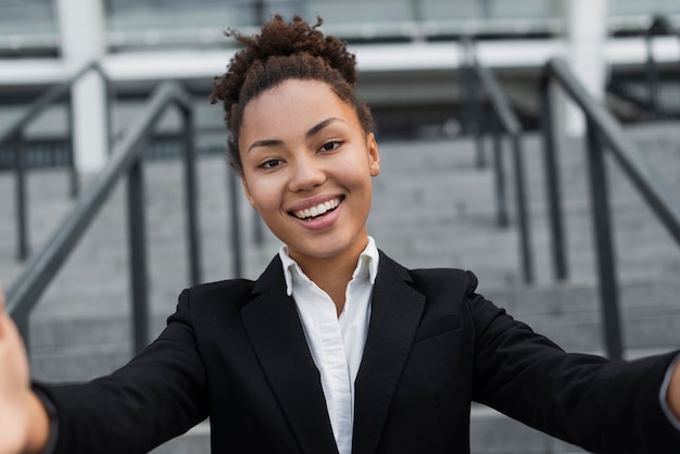 Afro américaine prenant selfie