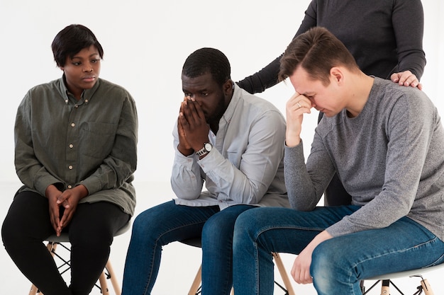 Photo gratuite afro-américaine à la recherche de patients tristes de réadaptation