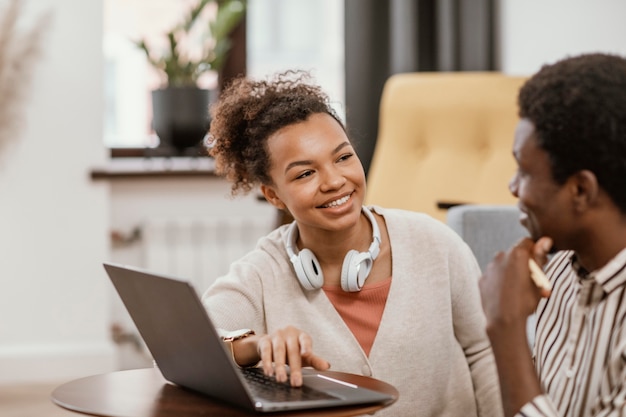 Afro-américains travaillant dans un endroit moderne