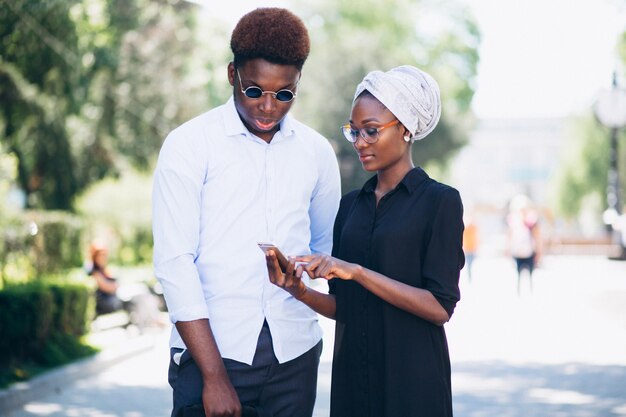 Afro, femme américaine, et, homme, parler, dehors