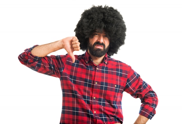 Afro man fait un mauvais signal