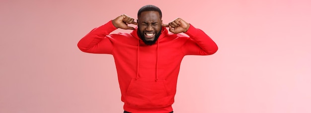 Photo gratuite agacé dérangé inconfortable jeune afro-américain sous pression et stressé barbu serrer les dents